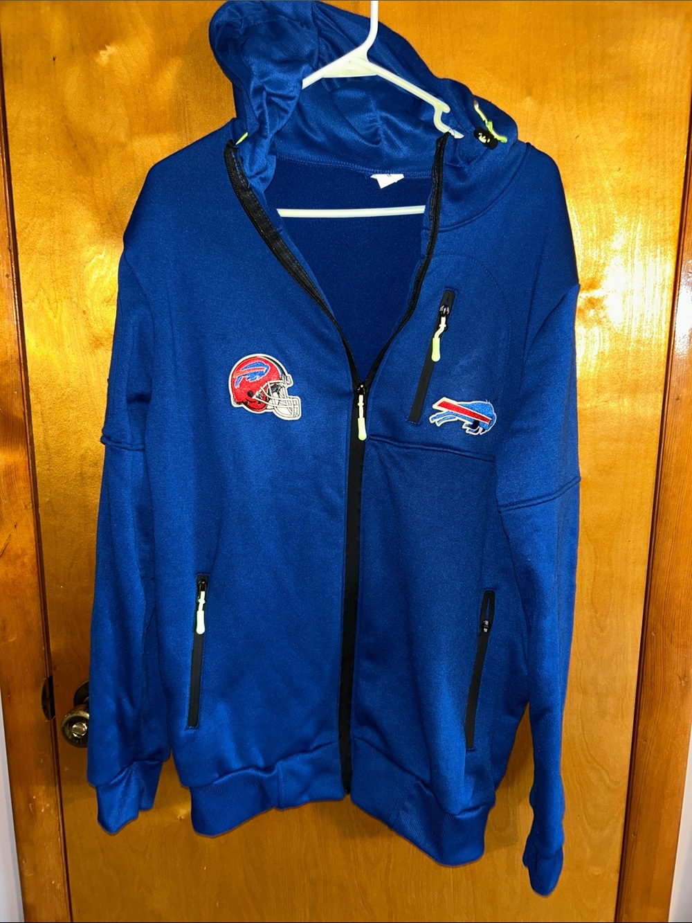 Men’s Medium Buffalo Bills NFL sweatshirt. Great condition! Zipper pockets.